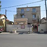 Les Mimosas 호텔 2*